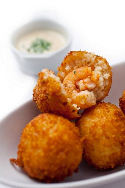 Bolinho de risoto de camar&atilde;o com scamorza defumada (R$ 17,00)<br>