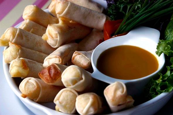 Rolinhos de queijo de coalho com mostarda doce (R$ 18,00)<br>