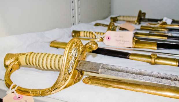 Guardadas para futuras mostras, espadas de mais de 100 anos banhadas a ouro<br> Guardadas para futuras mostras, espadas de mais de 100 anos banhadas a ouro<br>