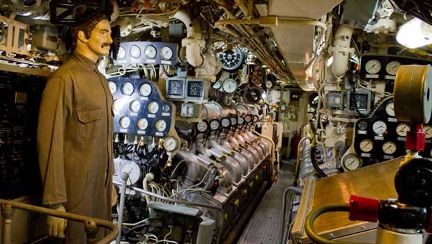 No espaço exíguo, até 60 tripulantes dividiam a área interna com equipalmentos e torpedos<br> No espaço exíguo, até 60 tripulantes dividiam a área interna com equipalmentos e torpedos<br>