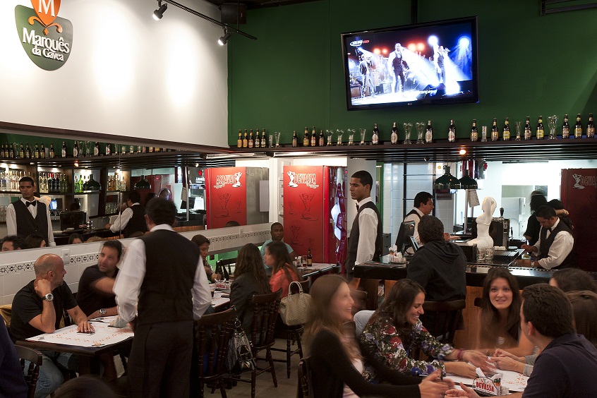 Um olho no ringue, outro no copo