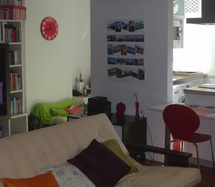 Em um loft no Flamengo, a arquiteta Maria Helena Torres optou por um painel de madeira na parede, onde as fotos s&atilde;o encaixadas. Apaixonada por viagens, a dona do apartamento gosta de fotografar os lugares por onde passa para depois mostr&aacute;-los aos amigos q<br>