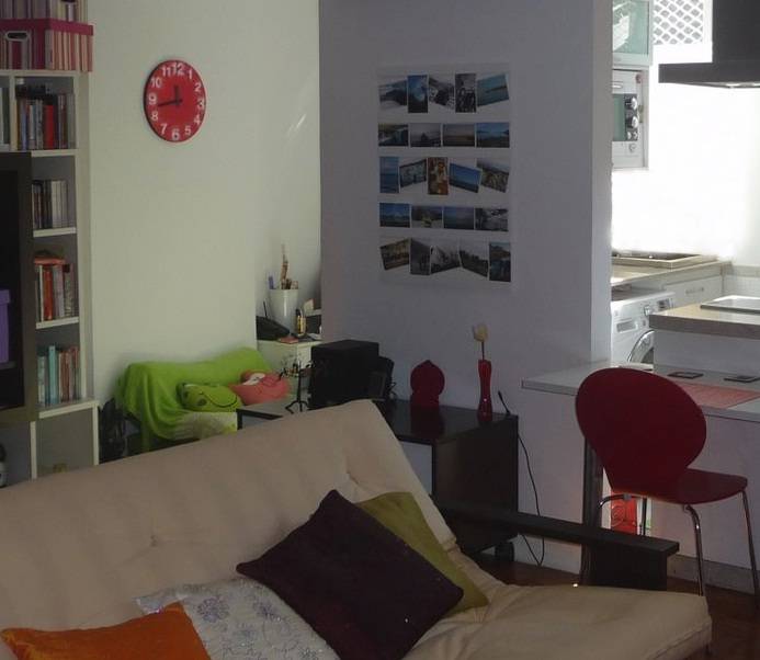 Em um loft no Flamengo, a arquiteta Maria Helena Torres optou por um painel de madeira na parede, onde as fotos s&atilde;o encaixadas. Apaixonada por viagens, a dona do apartamento gosta de fotografar os lugares por onde passa para depois mostr&aacute;-los aos amigos q<br>