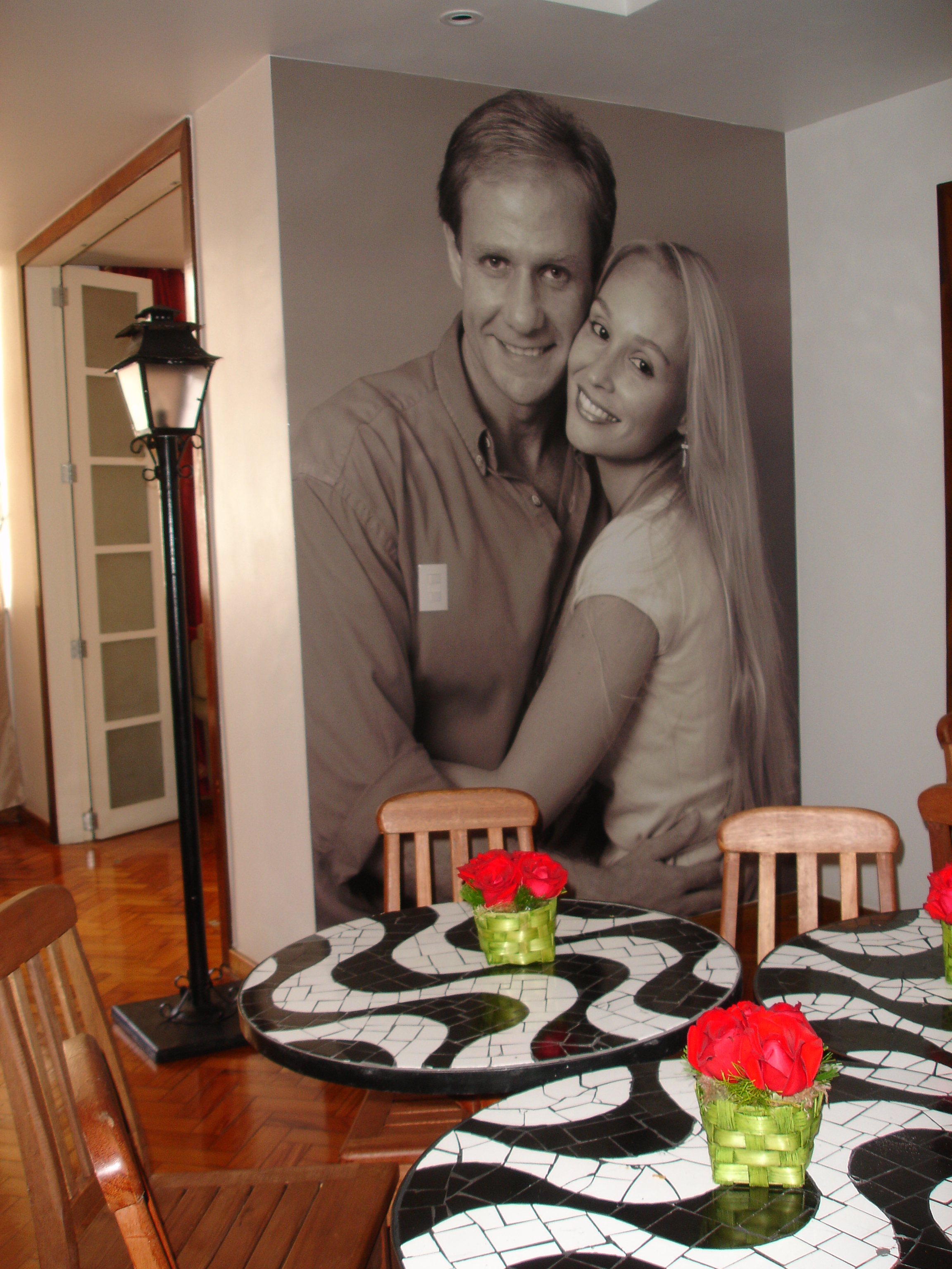 O casal que mora neste apartamento em Copacabana faz anivers&aacute;rio quase na mesma data e queria expor uma fotografia de forma especial para receber os amigos em casa no dia da festa. A arquiteta Maria Helena Torres sugeriu um adesivo, que foi colado em uma<br>
