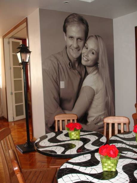 O casal que mora neste apartamento em Copacabana faz anivers&aacute;rio quase na mesma data e queria expor uma fotografia de forma especial para receber os amigos em casa no dia da festa. A arquiteta Maria Helena Torres sugeriu um adesivo, que foi colado em uma<br>
