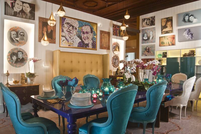 Esta sala de jantar foi o espa&ccedil;o criado pelo arquiteto Jairo de Sender no Casa Cor 2010. Jairo homenageou 20 casais famosos por ser o 20&ordm; ano consecutivo em que ele e sua equipe participavam do evento. A ideia foi expor de maneira descontra&iacute;da e ao mesmo<br>