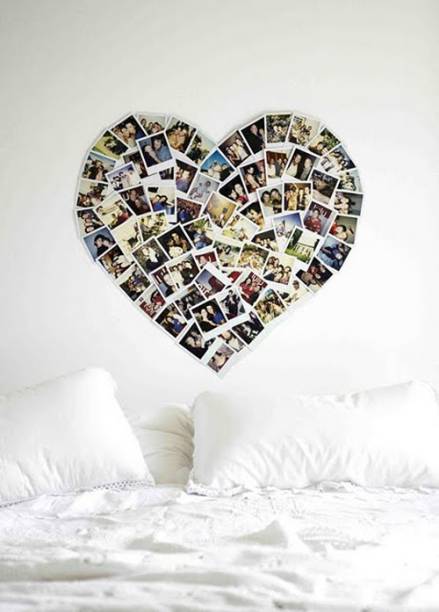 Para fugir ainda mais do b&aacute;sico, experimente dar forma ao mosaico de fotos, como o cora&ccedil;&atilde;o feito neste quarto de casal. No site www.polaroin.com d&aacute; para transformar suas fotos em polaroids. A&iacute; &eacute; s&oacute; imprimir em papel-cart&atilde;o, aquele mais durinho.<br>