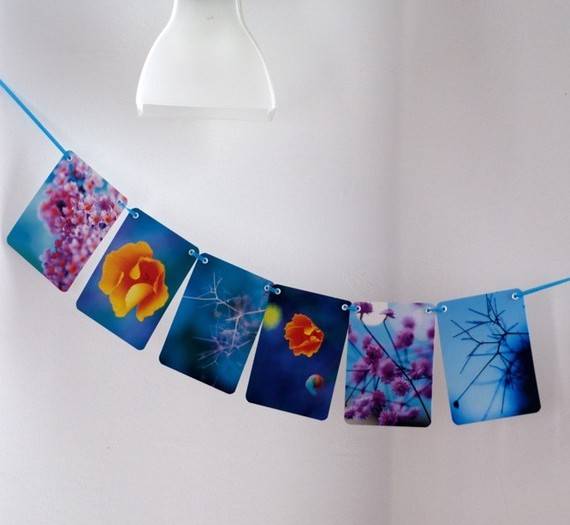 Se n&atilde;o quiser usar pregadores, voc&ecirc; pode passar o barbante atrav&eacute;s de furinhos abertos nas pr&oacute;prias fotos com furador de papel. Para deixar as fotos mais durinhas, cole-as em plaquinhas de corti&ccedil;a, papel paran&aacute; ou foam-board, aquela espuma de isopor prens<br>