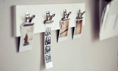 Voc&ecirc; tamb&eacute;m pode prender fotos em clipes fixados numa placa de madeira e pendur&aacute;-la na parede.<br>