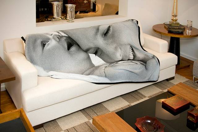 E que tal estampar sua foto preferida em uma manta? Ela pode dar charme ao sof&aacute;, &agrave; cama ou a uma poltrona, por exemplo. Feitas em tric&ocirc; com fio soft touch, 100% acr&iacute;lico e antial&eacute;rgico, as mantas da Fototrico s&atilde;o costuradas em um tear digital com software<br>