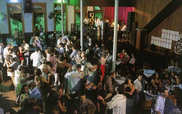 Tradicional&iacute;ssima casa de dan&ccedil;a, foi fundada em 1928, quando a vida bo&ecirc;mia do Rio se concentrava na pra&ccedil;a Tiradentes<br>