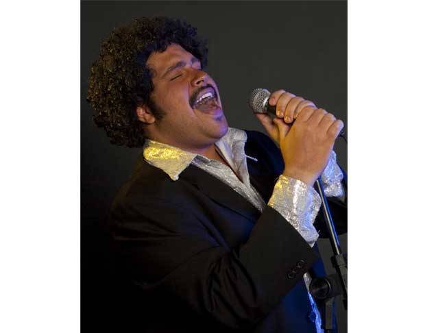 H&aacute; tempos o g&ecirc;nero vem conquistando os cariocas e consolidando seu espa&ccedil;o nos teatros da cidade. Durante a primavera, dois sucessos de p&uacute;blico voltam &agrave; cena no Rio. Ap&oacute;s temporada lotada no Carlos Gomes, o estreante Tiago Abravanel d&aacute; vida novamente a um<br>