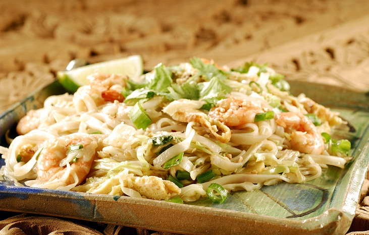 Macarrão de arroz com vegetais e uma proteína, em geral tofu, carne ou peixe<br>