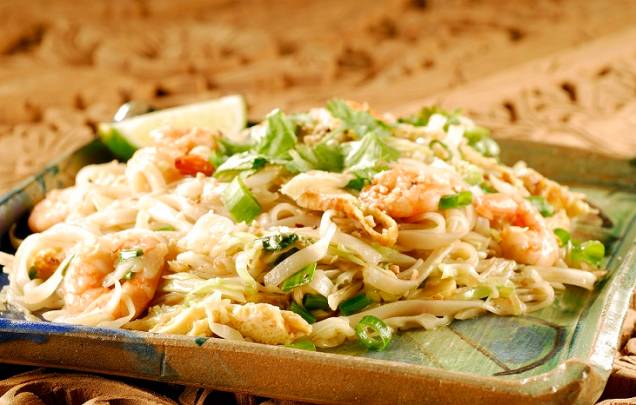 Macarrão de arroz com vegetais e uma proteína, em geral tofu, carne ou peixe<br> Macarrão de arroz com vegetais e uma proteína, em geral tofu, carne ou peixe<br>