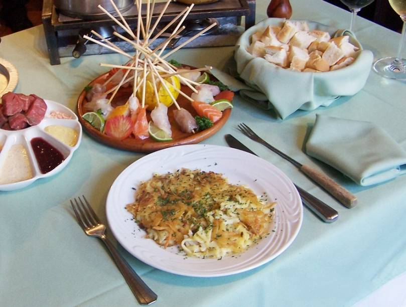 Um prato t&iacute;pico da Su&iacute;&ccedil;a em que r&ouml;sti significa crocante<br>