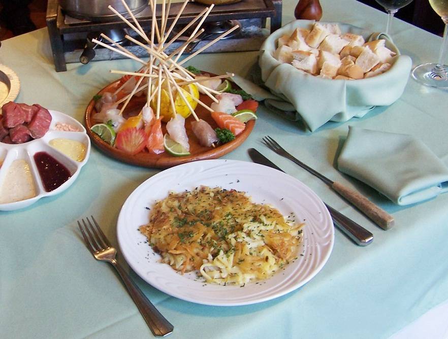 Um prato t&iacute;pico da Su&iacute;&ccedil;a em que r&ouml;sti significa crocante<br>