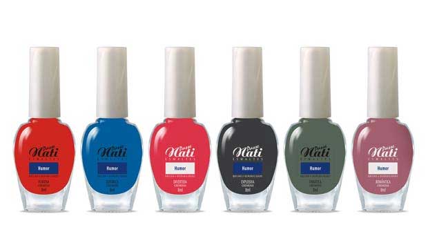 A coleção Humor traz as cores de inverno que são apostas da marca PasseNati na estação. Os tons passeiam pelos azuis, verdes e vermelhos. Sugestão de preço: R$ 1,45* cada<br> A coleção Humor traz as cores de inverno que são apostas da marca PasseNati na estação. Os tons passeiam pelos azuis, verdes e vermelhos. Sugestão de preço: R$ 1,45* cada<br>