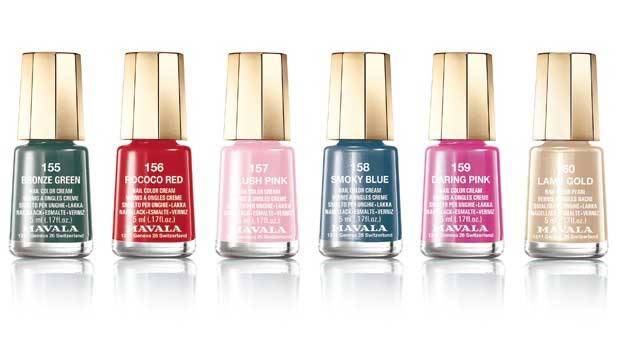 A cole&ccedil;&atilde;o Carrousel Colors &eacute; a aposta da Mavala para o inverno. As cores s&atilde;o Blush Pink (entre o pink e o rosa-beb&ecirc;), Rococo Red (vermelho intenso), Lame Gold (dourado perolado), Bronze Green (cinza metalizado), Smoky Blue (azul celeste) e Daring Pink (p<br>