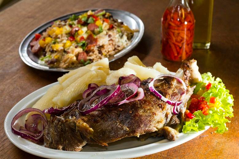 O must, al&eacute;m da comida, &eacute; claro, s&atilde;o os gar&ccedil;ons caracterizados de nordestino. Com tradi&ccedil;&atilde;o de mais de 30 anos na Feira de S&atilde;o Crist&oacute;v&atilde;o, o restaurante est&aacute; entre os visitados por famosos como Chico Anysio e tem vista privilegiada para as atra&ccedil;&otilde;es musicais<br>