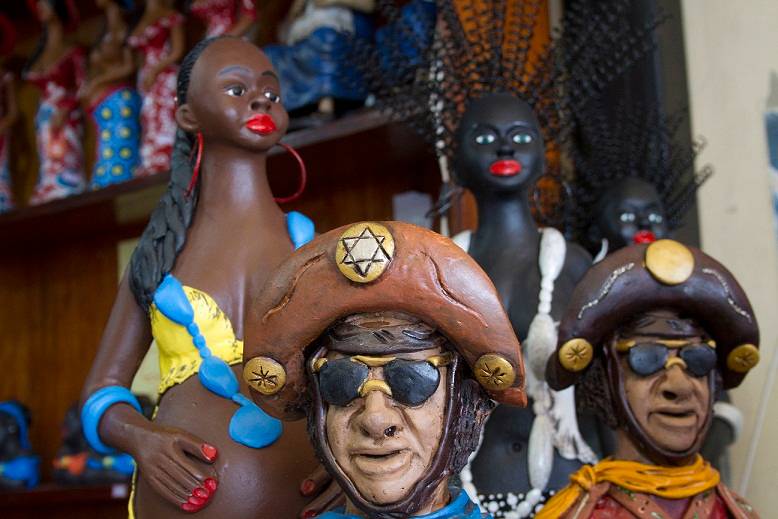 As mantas aveludadas de Caruaru, Pernambuco, s&atilde;o destaque na barraca, principalmente no inverno. A de poli&eacute;ster sai por 38,90 reais e a de algod&atilde;o, por 19,90 reais (casal). H&aacute; tamb&eacute;m esculturas e bonecas de argila pintadas &agrave; m&atilde;o, com pre&ccedil;os que variam ent<br>