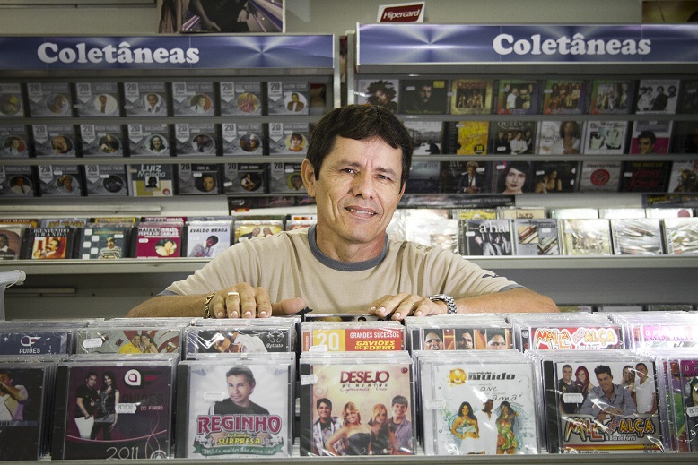 Para quem gosta de m&uacute;sica, uma passada na loja do cearense Carlinhos &eacute; obrigat&oacute;ria. Localizada na avenida principal da Feira, ela disp&otilde;e em suas prateleiras desde Nirvana, AC/DC, Rihanna, Chris Brown e Justin Bieber at&eacute; cl&aacute;ssicos nordestinos e o que mais<br>