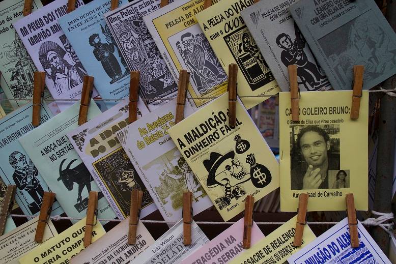 Na pra&ccedil;a central da Feira, a Catol&eacute; do Rocha, uma tenda imita um caminh&atilde;o de pau-de-arara, famoso por transportar trabalhadores no Nordeste ilegalmente. Nela est&aacute; exposta uma por&ccedil;&atilde;o de livrinhos de literatura de cordel, todos da Editora Luzeiro, especiali<br>