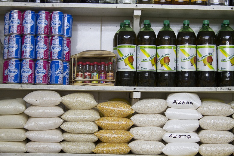 Entre outras del&iacute;cias, um tipo de inhame chamado acar&aacute;, al&eacute;m de camar&atilde;o seco ou defumado, do Maranh&atilde;o, para quem quiser se arriscar a cozinhar em casa. Entre os queijos, queijo manteiga (R$ 17,90 o quilo), da Bahia, tamb&eacute;m conhecido como requeij&atilde;o (apesar<br>