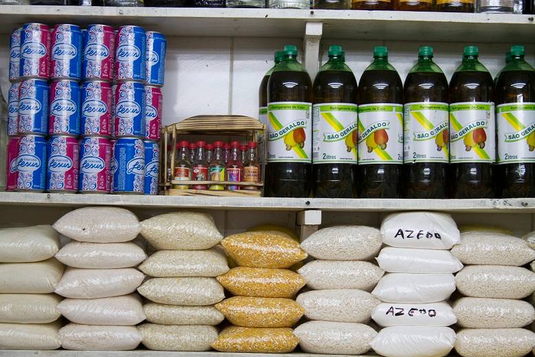 Entre outras del&iacute;cias, um tipo de inhame chamado acar&aacute;, al&eacute;m de camar&atilde;o seco ou defumado, do Maranh&atilde;o, para quem quiser se arriscar a cozinhar em casa. Entre os queijos, queijo manteiga (R$ 17,90 o quilo), da Bahia, tamb&eacute;m conhecido como requeij&atilde;o (apesar<br>