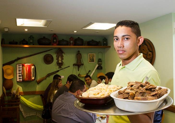 Pequeno e aconchegante, o restaurante oferece o in&eacute;dito rod&iacute;zio de comida nordestina, que sai a 25,90 reais por pessoa, com direito a 18 variedades de petiscos e pratos, mais sobremesa. Entre os quitutes de entrada, farofa de ovos com banana, torresmo, ai<br>