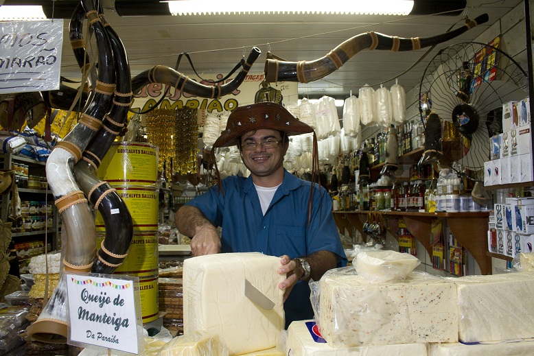 O queijo campe&atilde;o de vendas &eacute; o coalho (R$ 15,00 o quilo), seguido pelo queijo de manteiga, da Para&iacute;ba (R$ 18,00 o quilo), e pelo queijo curado (R$ 15,00 o quilo). Mas n&atilde;o &eacute; s&oacute; de queijo que vive a barraca. O bolo de massa puba, por exemplo, pode ser encon<br>
