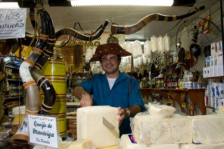 O queijo campe&atilde;o de vendas &eacute; o coalho (R$ 15,00 o quilo), seguido pelo queijo de manteiga, da Para&iacute;ba (R$ 18,00 o quilo), e pelo queijo curado (R$ 15,00 o quilo). Mas n&atilde;o &eacute; s&oacute; de queijo que vive a barraca. O bolo de massa puba, por exemplo, pode ser encon<br>