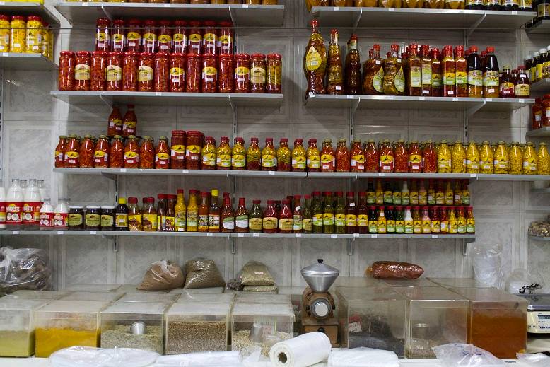 A barraca tem pimentas em conserva variadas (malagueta, de cheiro, cumari, defumada e por a&iacute; vai), em vidrinhos ou garrafas, al&eacute;m de especiarias mil mo&iacute;das na hora e vendidas por peso. O pre&ccedil;o das encomendas costuma variar entre 2,50 e 20 reais. Temperos<br>