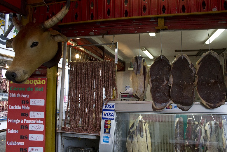 Em um dos poucos a&ccedil;ougues da feira, &eacute; poss&iacute;vel encontrar a aut&ecirc;ntica carne de sol, al&eacute;m de mocot&oacute; e costela. Mas o chamariz mesmo &eacute; a cabe&ccedil;a de boi (de mentirinha) pendurada do lado de fora do estabelecimento. "Tem mais turista parando para tirar foto do<br>