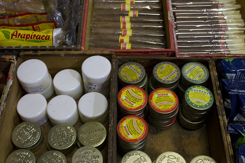 Onde mais seria poss&iacute;vel encontrar o leg&iacute;timo fumo de rolo e cigarros de palha sen&atilde;o na Feira de S&atilde;o Crist&oacute;v&atilde;o? Muitos dos produtos da Tica v&ecirc;m de Alagoas, mas tem tamb&eacute;m os charutos da Bahia (R$ 2,00) e cachimbo da Amaz&ocirc;nia (de R$ 4,00 a R$ 5,00 conform<br>