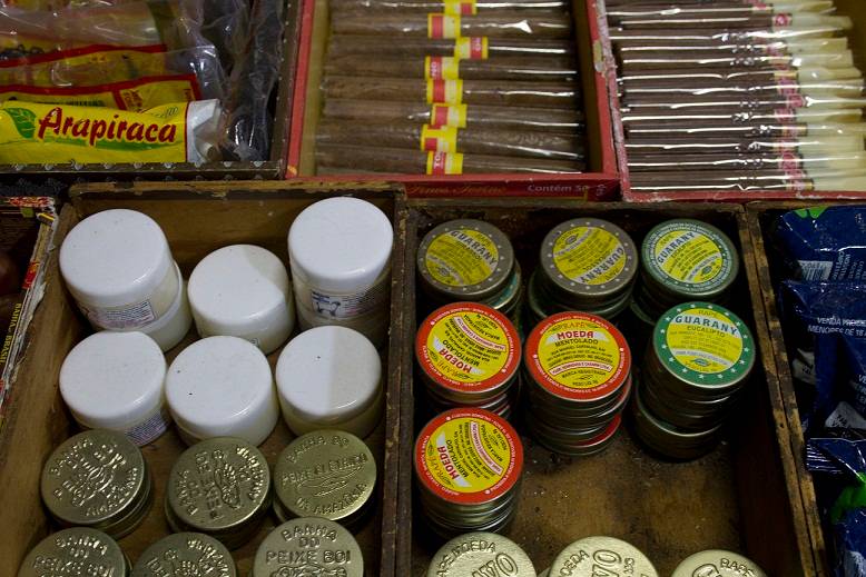 Onde mais seria poss&iacute;vel encontrar o leg&iacute;timo fumo de rolo e cigarros de palha sen&atilde;o na Feira de S&atilde;o Crist&oacute;v&atilde;o? Muitos dos produtos da Tica v&ecirc;m de Alagoas, mas tem tamb&eacute;m os charutos da Bahia (R$ 2,00) e cachimbo da Amaz&ocirc;nia (de R$ 4,00 a R$ 5,00 conform<br>