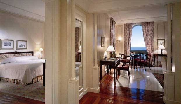 No hotel mais tradicional do Rio, o alto luxo &eacute; reservado ao sexto e &uacute;ltimo andar. Quem opta por uma de suas sete su&iacute;tes tem &agrave; disposi&ccedil;&atilde;o tecidos franceses, tapetes orientais e at&eacute; funcion&aacute;rios exclusivos que ajudam a desfazer e refazer a mala, organizam<br>