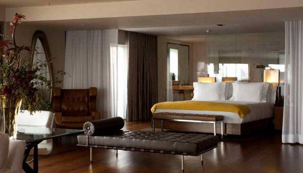 Badalado hotel da orla de Ipanema, tem como quarto mais luxuoso o Ocean Front. S&atilde;o 130 metros quadrados de &aacute;rea interna, TV de 50 polegadas, m&aacute;quina de caf&eacute; Nespresso e banheira desenhada pelo designer franc&ecirc;s Philippe Starck com vista para o mar. Para de<br>
