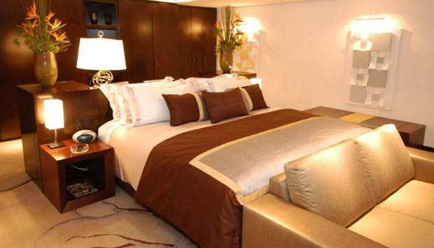 Com 220 metros quadrados e di&aacute;ria de 5.100, a Su&iacute;te Imperial &eacute;, na verdade, um apartamento. Composto por antessala, sala de estar, quarto de casal, quarto de solteiro, copa, cozinha e dois banheiros. A vista para a Praia de Copacabana e o P&atilde;o de A&ccedil;&uacute;car po<br>