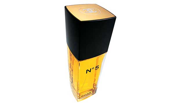 Primeira fragrância da maison francesa, foi criada há 90 anos por encomenda de Gabrielle Chanel, que a descreveu como "um perfume de mulher com cheiro de mulher". Combina toques de ilangue-ilangue, jasmim, rosa de maio e aldeído, a primeira nota sintética<br> Primeira fragrância da maison francesa, foi criada há 90 anos por encomenda de Gabrielle Chanel, que a descreveu como "um perfume de mulher com cheiro de mulher". Combina toques de ilangue-ilangue, jasmim, rosa de maio e aldeído, a primeira nota sintética<br>