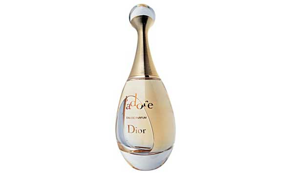 Desde o lançamento, em 1999, a marca francesa investiu pesado para que J?adore fosse vinculado a um universo de luxo e riqueza - a começar pelo anúncio veiculado na época, no qual uma modelo submergia em uma piscina de ouro. O formato do frasco lembra o p<br> Desde o lançamento, em 1999, a marca francesa investiu pesado para que J?adore fosse vinculado a um universo de luxo e riqueza - a começar pelo anúncio veiculado na época, no qual uma modelo submergia em uma piscina de ouro. O formato do frasco lembra o p<br>