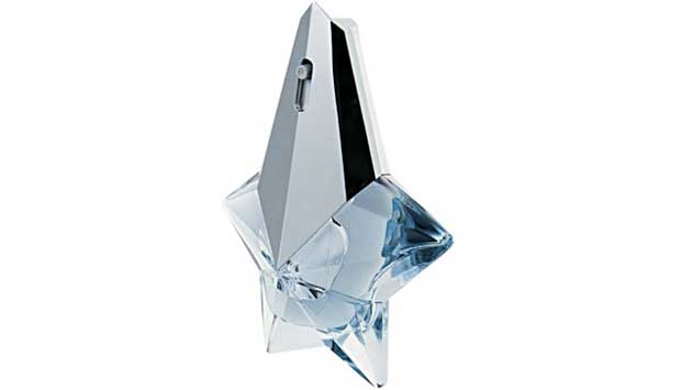 Lançado em 1992, foi o primeiro perfume a levar notas gourmands, como as de caramelo e mel. "Como o cheiro era bem doce, diferente do que existia até então, ele demorou dez anos para cair no gosto das mulheres", diz Júlia Fernandez, gerente de design olfa<br> Lançado em 1992, foi o primeiro perfume a levar notas gourmands, como as de caramelo e mel. "Como o cheiro era bem doce, diferente do que existia até então, ele demorou dez anos para cair no gosto das mulheres", diz Júlia Fernandez, gerente de design olfa<br>