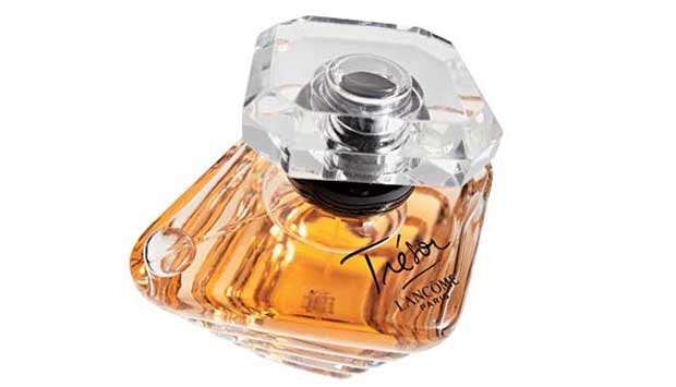 "Trésor seguiu a mesma filosofia de Angel, de Thierry Mugler: fugir da moda das fragrâncias frescas e investir em uma essência marcante", diz Júlia Fernandez, da IFF. Criado em 1990 para se tornar símbolo da Lancôme e desde então presente na lista dos mai<br> "Trésor seguiu a mesma filosofia de Angel, de Thierry Mugler: fugir da moda das fragrâncias frescas e investir em uma essência marcante", diz Júlia Fernandez, da IFF. Criado em 1990 para se tornar símbolo da Lancôme e desde então presente na lista dos mai<br>