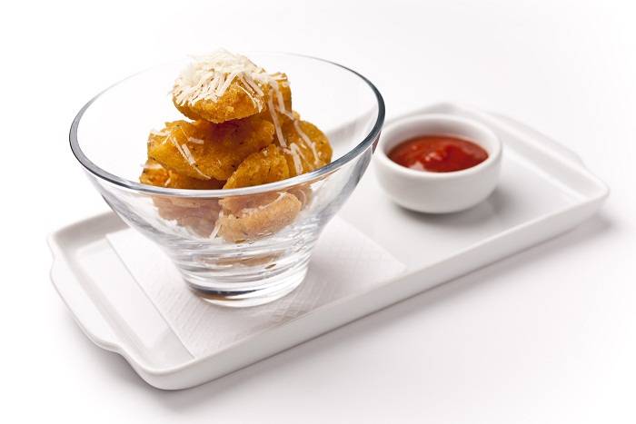Entre os antepastos oferecidos pelos chefs Erik Nako e Cristiano Lanna est&aacute; a polenta r&uacute;stica com alecrim e grana padano (R$ 14,00). Rua Rainha Guilhermina 95, loja C, Leblon, 3592-0881.<br>