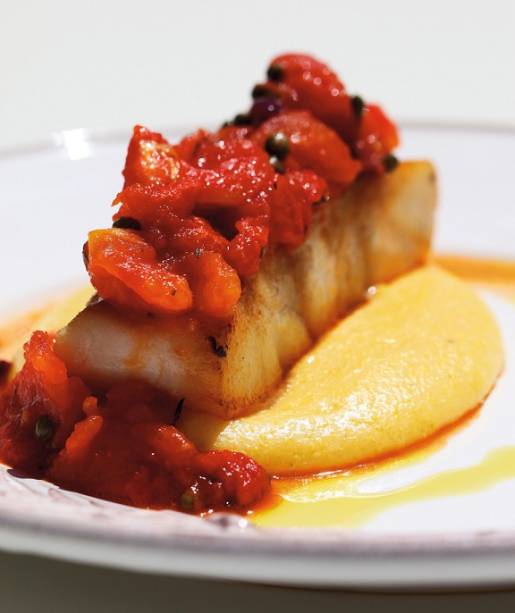 O robalo grelhado com tomate assado, azeitonas pretas e alcaparras acompanhado de polenta italiana cremosa (R$ 59,00) &eacute; preparado pela chef Carla Pernambuco. Rua Dias Ferreira, 64, lojas B e C, Leblon, 2540-6821.<br>