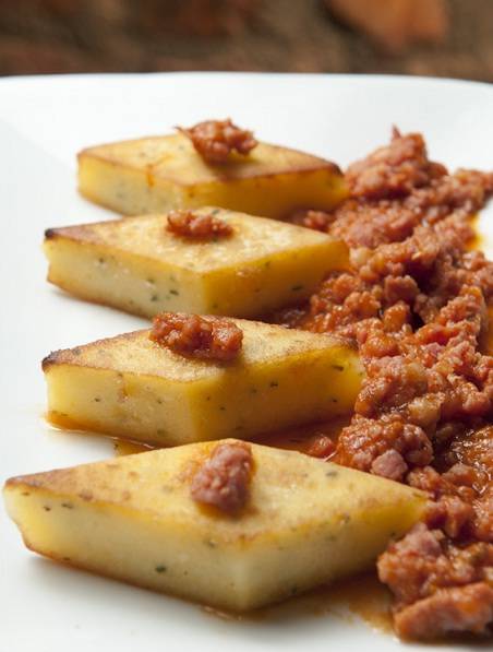 De entrada, experimente a polenta com ragu de calabresa (R$ 25,00). Rua Bar&atilde;o da Torre, 358, 2123-7900.<br>