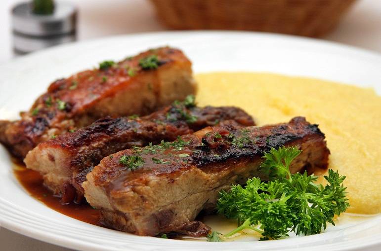 O restaurante serve polenta italiana mole como acompanhamento de diversas carnes assadas, entre elas o javali com molho de vinho e ervas (R$ 69,00). Rua Ant&ocirc;nio Vieira, 18, Leme, 2541-4477.<br>
