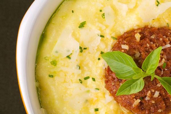 Entre os tradicionais potinhos do bar est&aacute; o de polenta com ragu de calabresa e um toque de pimenta dedo de mo&ccedil;a (R$ 21,00). Rua Capit&atilde;o Salom&atilde;o, 69, Botafogo, 3239-1951.<br>