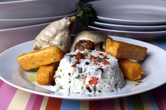 Entre as delícias do menu executivo da casa, coxa e sobrecoxa assadas na brasa com tira de polenta frita, molho de gorgonzola e arroz de legumes (R$ 16,90). Rua Cupertino Durão, 79, loja A, Leblon, 2259-4000.<br>