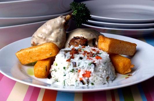 Entre as del&iacute;cias do menu executivo da casa, coxa e sobrecoxa assadas na brasa com tira de polenta frita, molho de gorgonzola e arroz de legumes (R$ 16,90). Rua Cupertino Dur&atilde;o, 79, loja A, Leblon, 2259-4000.<br>