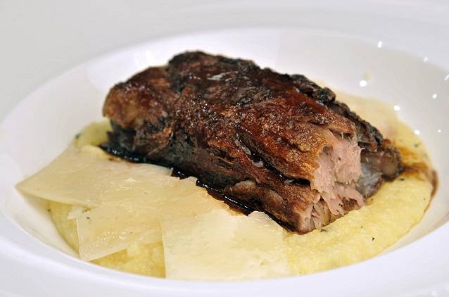 A polenta de pecorino e s&aacute;lvia acompanha a vitela (R$ 68,00). Rua &Eacute;rico Ver&iacute;ssimo, 690, Barra, 2484-4547.<br>